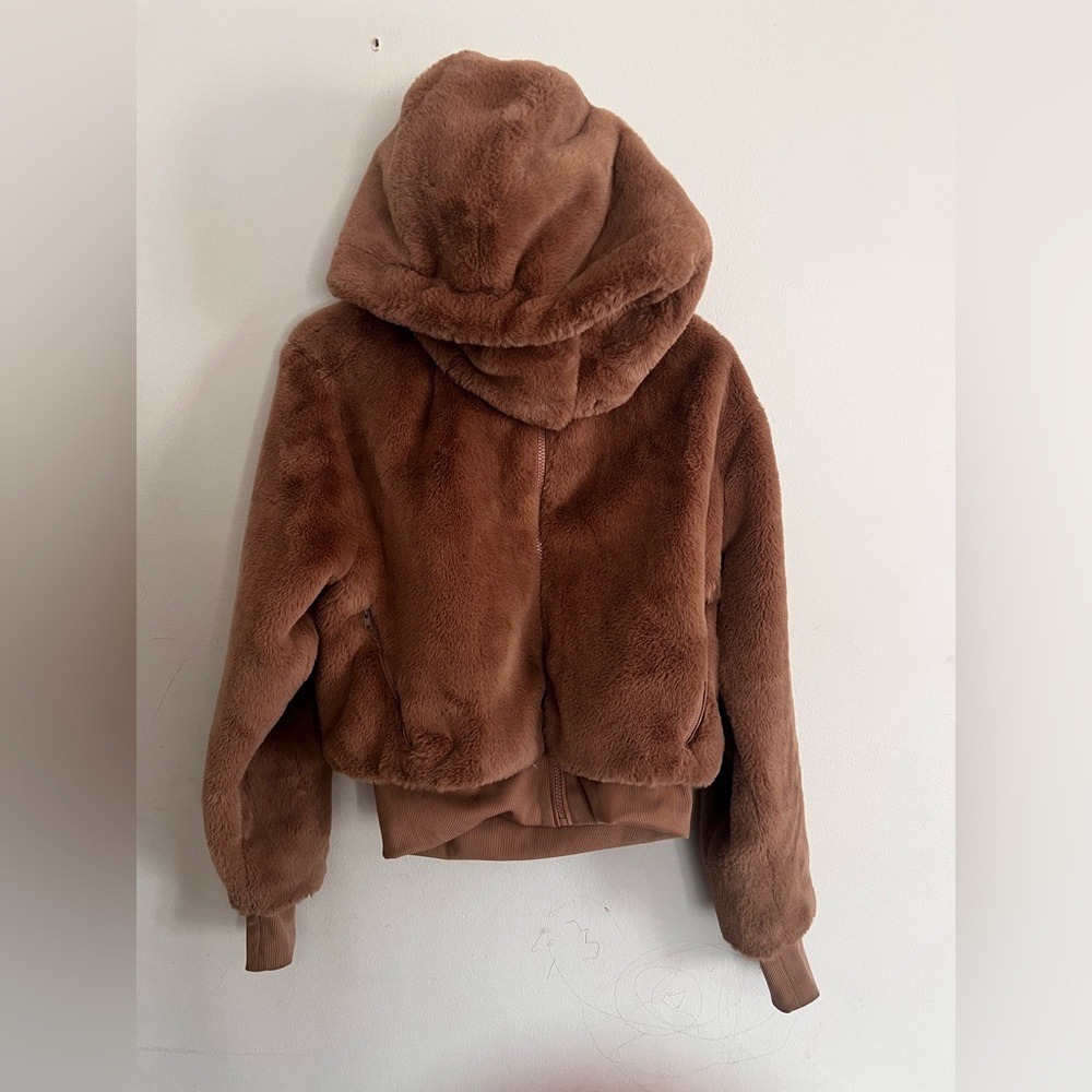 Alo Yoga Faux Foxy Fur Cropped Jacket Toasted Almond Sz XS W Removable Hoodie - Picture 3 of 7